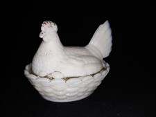 Portieux-Poule sur panier en