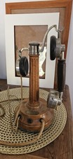 Téléphone ancien à colonne