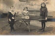 MIKI-AP1-007- TROIS ENFANTS AVEC UNE CHARETTE EN BOIS LE CREUSET