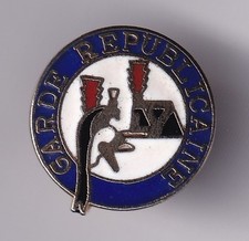 RARE PINS PIN'S .. GENDARMERIE NATIONALE GARDE REPUBLICAINE CASQUE KEPI ~FZ