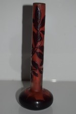 Emille Gallé 1904-1936 Vase soliflore à long col et à base renflée en verre