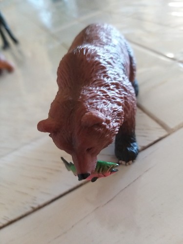 Figurine ours brun pecheur - figurine,