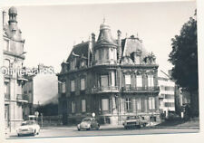 Photo vintage - un carrefour en ville, automobiles Peugeot 404, VW Coccinelle