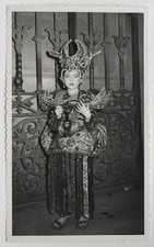 Fille costume traditionnel