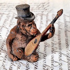 Singe musicien au chapeau –