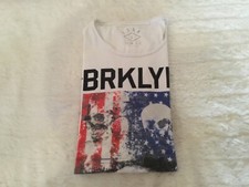 T SHIRT BLANC TAILLE L DRAPEAU USA ET TETES DE MORTS .