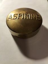 Boîte à Pilules d'aspirine en laiton vintage du milieu du 20e siècle.