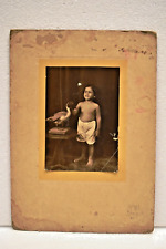 Vintage Indien Studio Photo Jeune Garçon Avec Canard Monté sur Carte Circa 1940