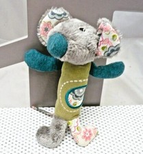 Trudy doudou peluche baton pouet velours et tissu vert gris 15 cm 