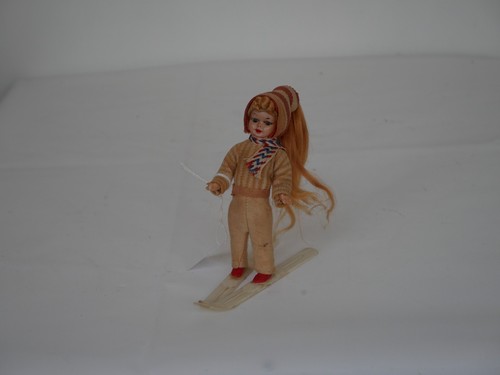 Poupée une jeune skieuse - d'une, en