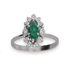 Bague en or gris 18k avec emeraude marquise et diamants brillants vers 2000. T53