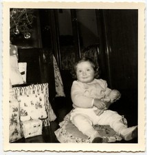 Portrait petite fille Noël sapin poupée jouets cadeaux - photo ancienne an. 1960
