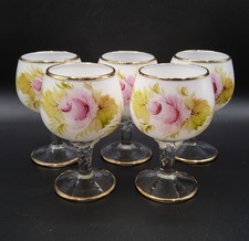 Cinq verres à vin en verre