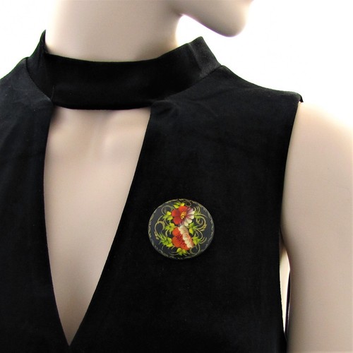Broche ronde bois peint - , main