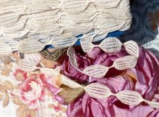 Mercerie ancienne, ANCIENNE DENTELLE aux FUSEAUX/ GALON cache points XIXe, 4,50m