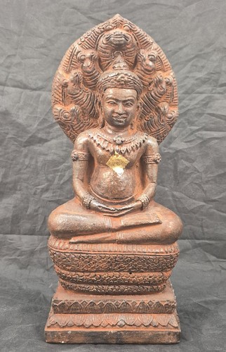 Ancien bouddha protégé par - protégé,