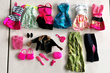 Lot vêtements poupées