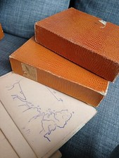  7 ANCIENS TAMPONS SCOLAIRES SUR PLAQUE  1 BOITE MULTICARTES  Monde Les Regions