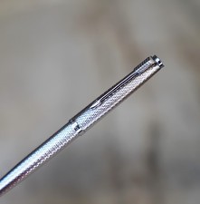 SUPERBE STYLO BILLE PARKER 35 PL. ARGENT - FINITION GRAIN D'ORGE - RARE VERSION