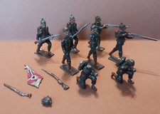 8 anciens soldats de plomb