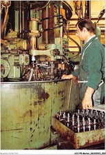 AJJP5-0406 - METIER - M HOOD A LA MACHINE A TAILLER - LES PIGNONS DE POMPES