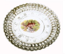 Belle Assiette En Porcelaine Décorative À Mailles Avec Finition Dorée. G26-309