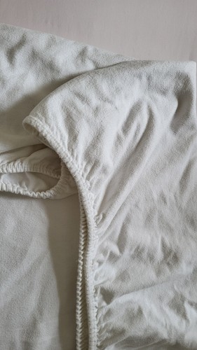 Protège matelas blanc forme