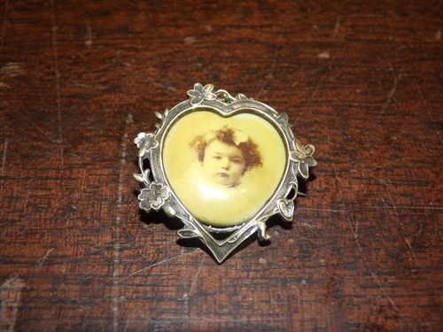 Broche émaillée cadre photo