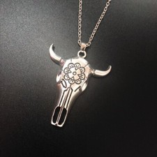 Un pendentif tête de taureau, buffle, crâne, squelette, collier option chaine