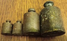 4 anciens poids de balance