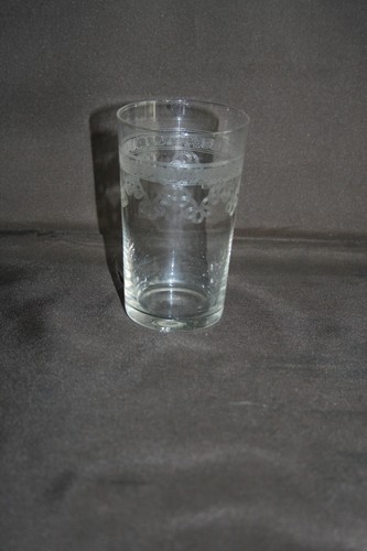 Verre gobelet ancien ciselé