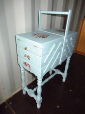 ANCIENNE TRAVAILLEUSE EN BOIS PEINT DÉCORÉ-BOITE A COUTURE