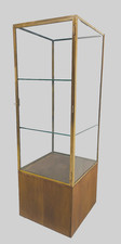 élégante Vitrine de magasin en laiton base en chêne comporte clé . XX siècle .