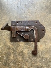 Ancienne serrure à ressort ,en fer forgé.