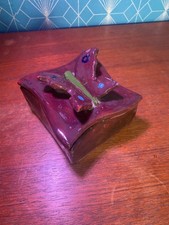 Boîte en céramique Art Déco signée – décor papillon, rare, 10×10 cm, hauteur 6 c