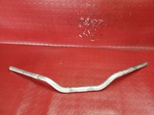 GUIDON LÉGÈREMENT PLIÉ