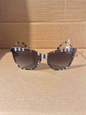 Lunettes de Soleil Burberry Modèle : B4308 4004/8G Prix NEUF 172 euros