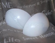 2 appliques murales en céramique ton blanc motif en relief