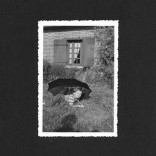 Enfant allongé herbe