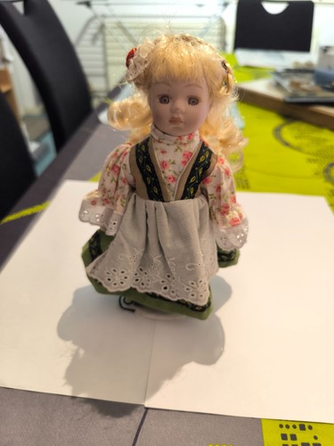 Poupée sur socle