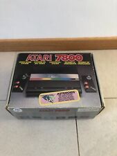 Atari 7800 en boîte avec câble secteur et 1 manette