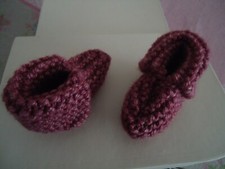 CHAUSSONS -  Taille naissance 3 mois - couleur Prunelle - tricotés à la main
