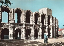 13  ARLES ARLESIENNE DEVANT