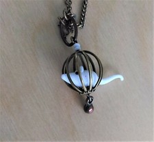 Collier original souris en cage marque Médecine Douce, laiton et résine
