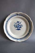 Plat rond en faïence de Forges-Les-Eaux à décor d'un panier fleuri