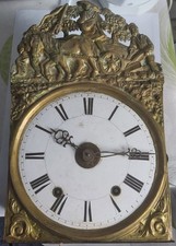 mouvement de comtoise en cuivre repoussé, cadran émaillé blanc à chiffre romain