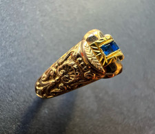 Vintage 19.2K Gold Shell blue sapphire tank ring