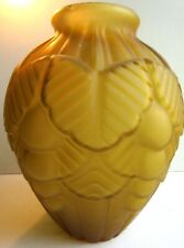 Vase Art Déco verre ambre, sculpté de feuilles et de grappes, pied de lampe