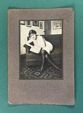 PHOTO Portait femme années 30 Intérieur canapé cadres Mode