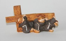 Moines portant une croix